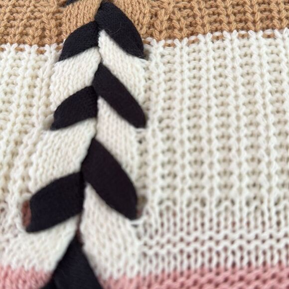 NWT-FULL CIRCLE TRENDS SWEATER - Picture 4 of 9